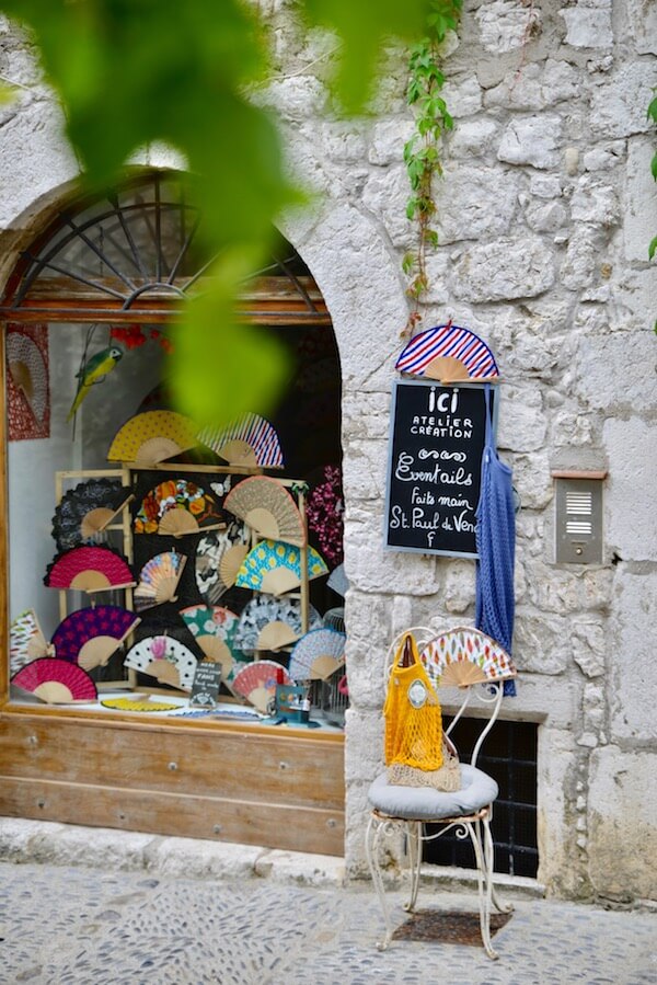 ร้านค้าในหมู่บ้านประเทศฝรั่งเศส